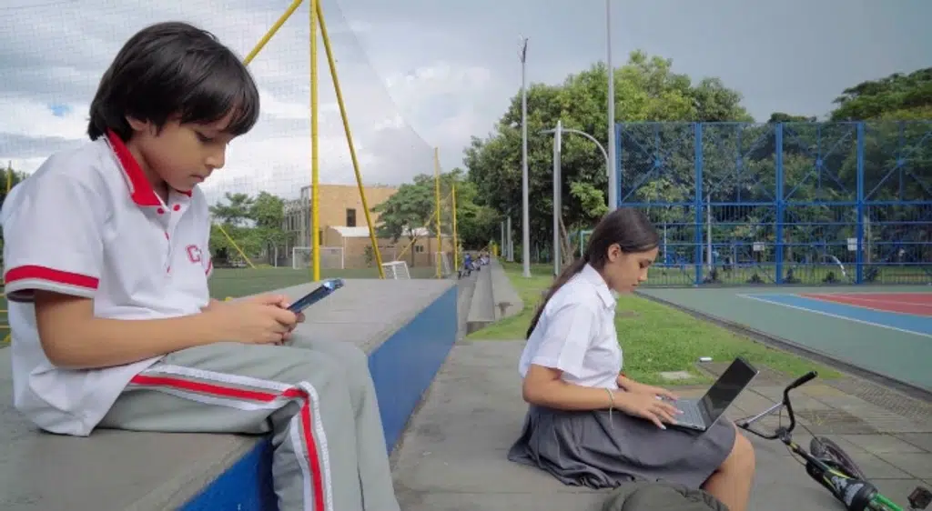 Imagen de una persona conectada a internet en un parque público de Villavicencio
